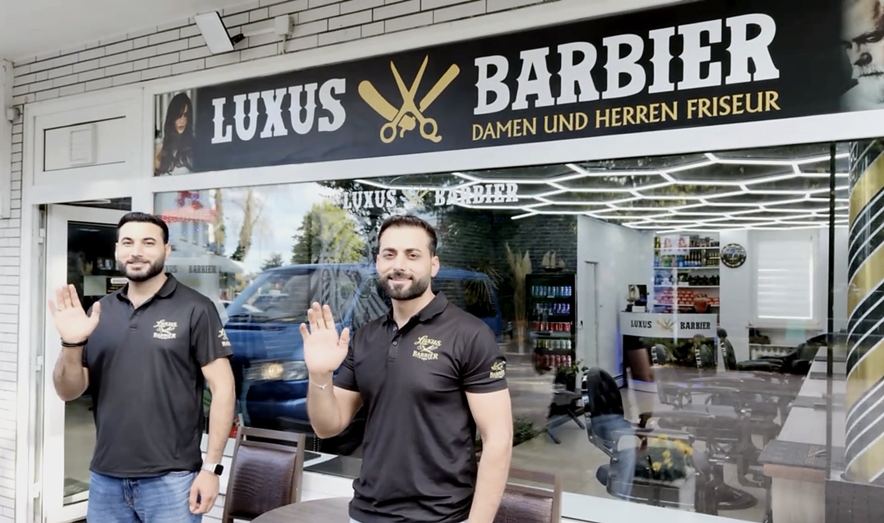 Die beiden Brüder vor ihrem Salon Luxus Barbier in Scharbeutz